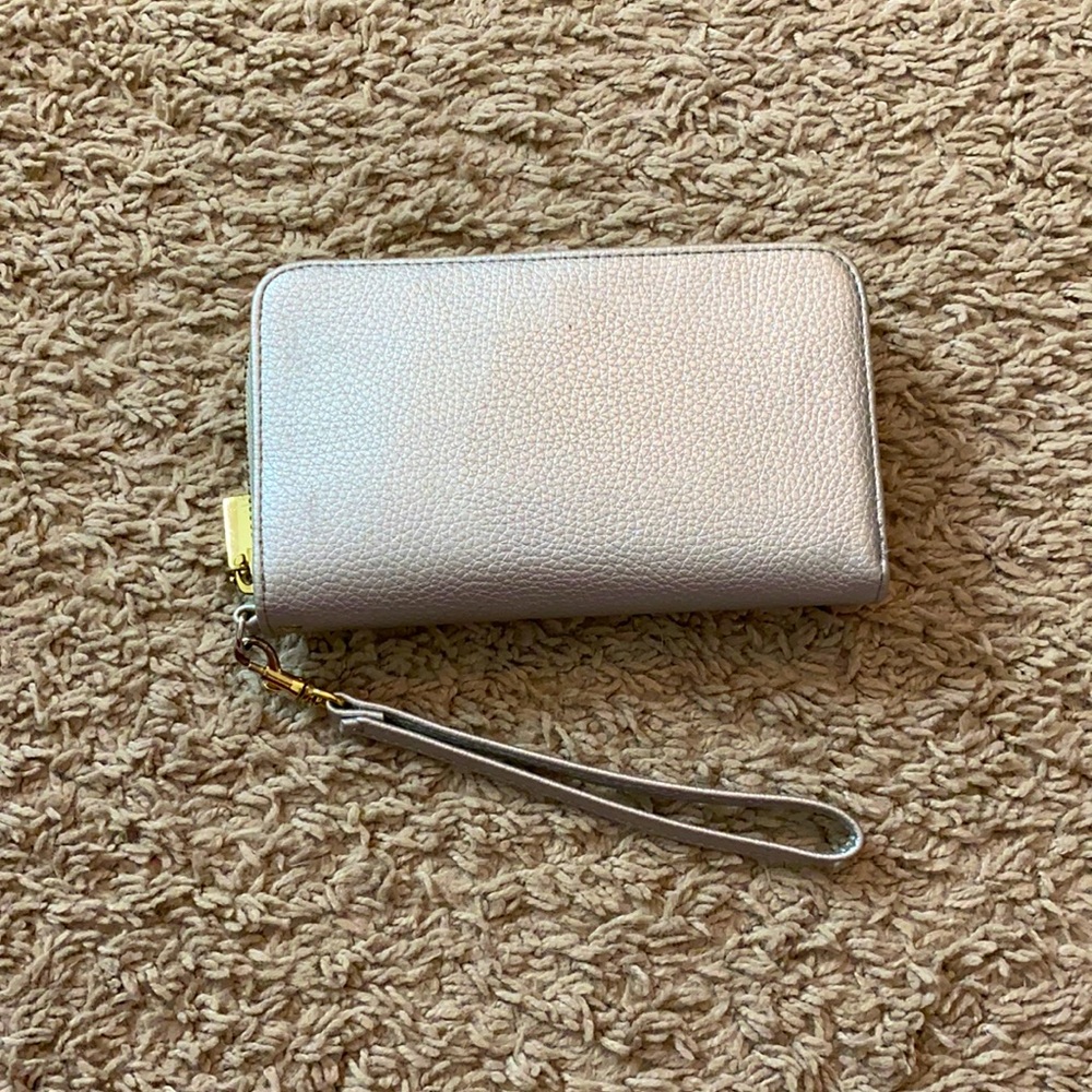 Nice simple to have. Goes with almost any outfit.